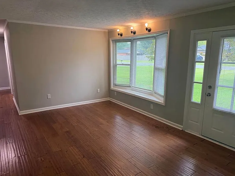 453 Dorchester Dr — Photo 8