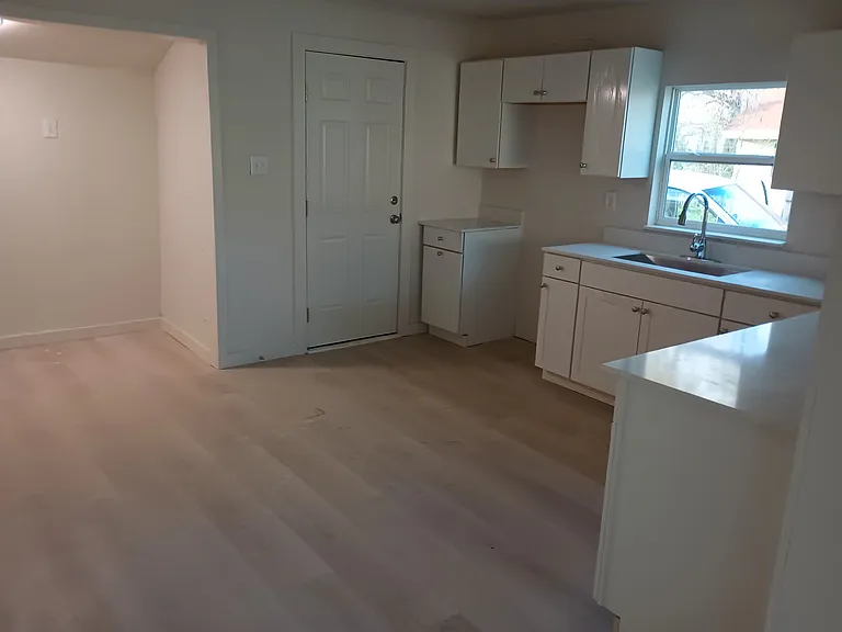 906 Peach St — Photo 6
