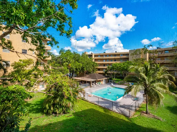 5790 Stirling Rd APT 308, Hollywood, FL 33021