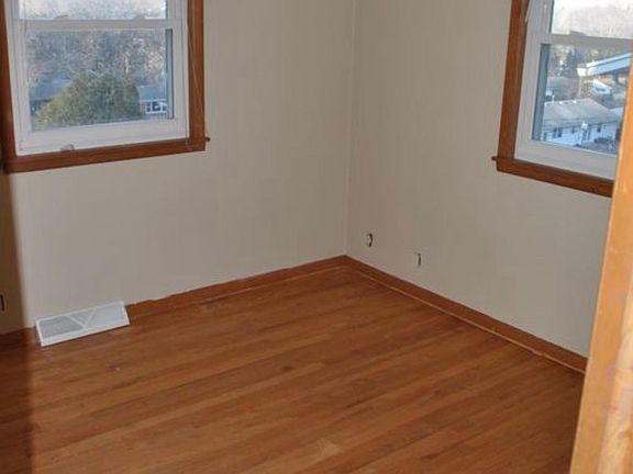 5th image of 2140 Carolina Dr NE