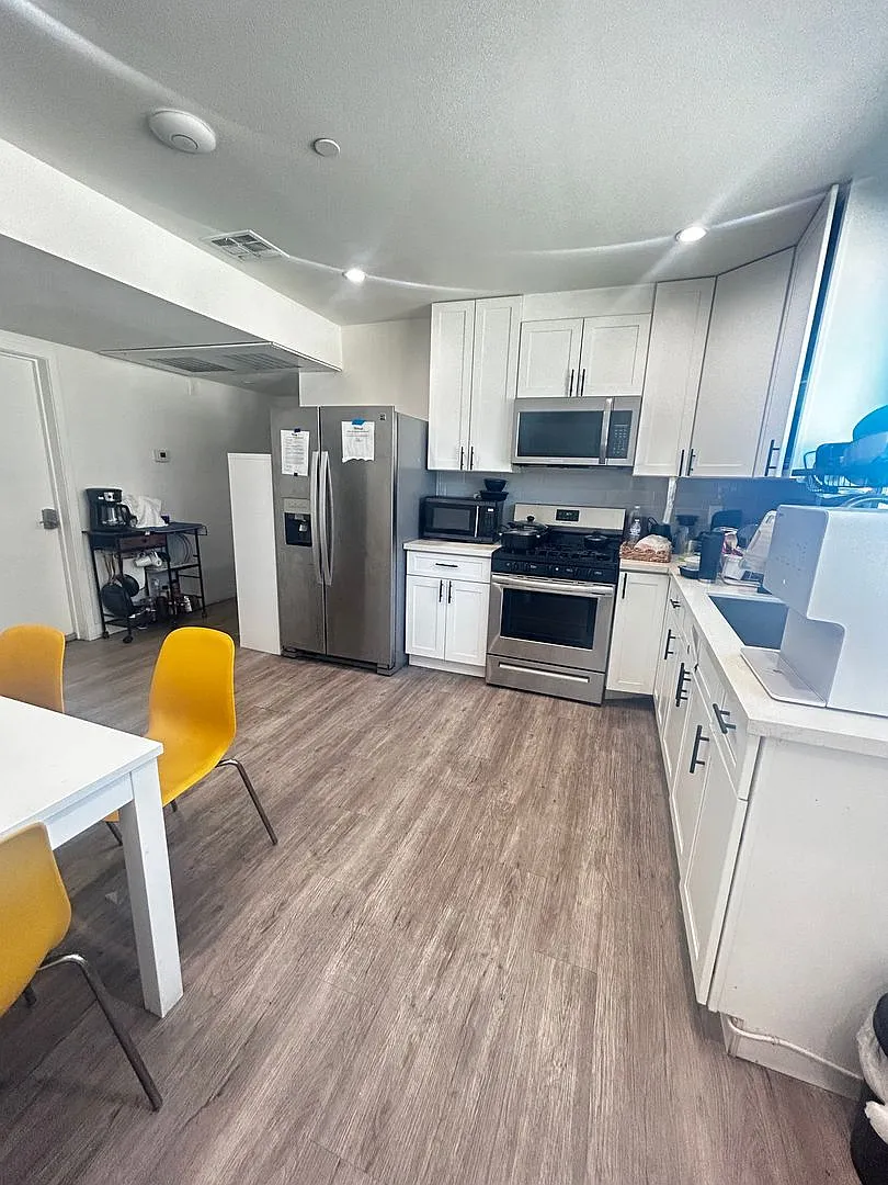 Private Bedroom w Personal Bathroom & Shower, shared student-oriented space — Photo 1