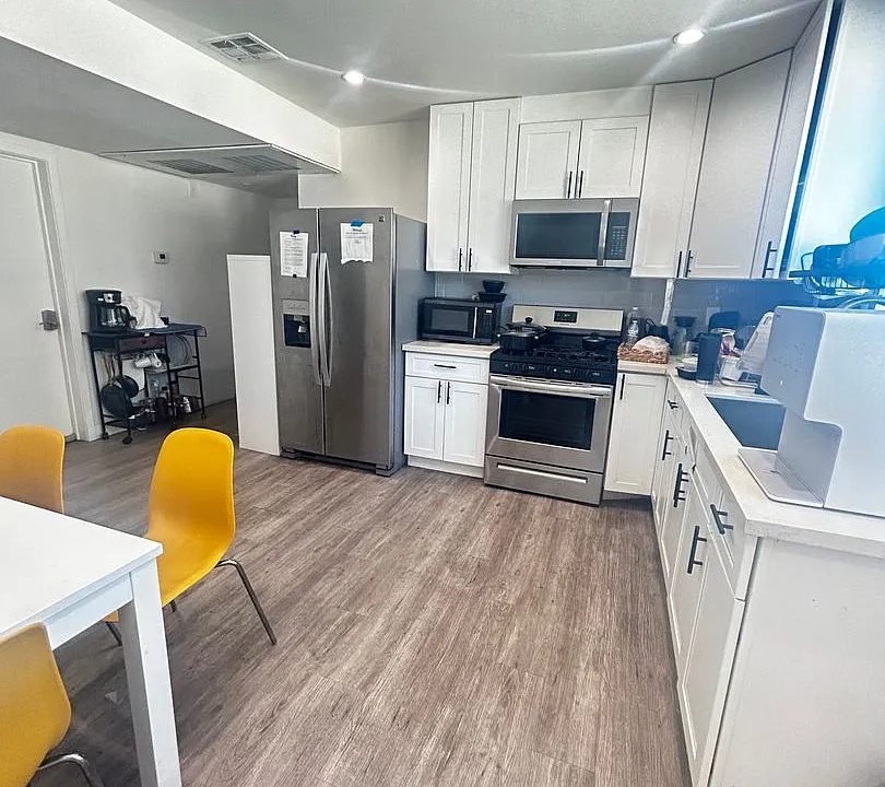 1528 1/2 W 36th Pl #204