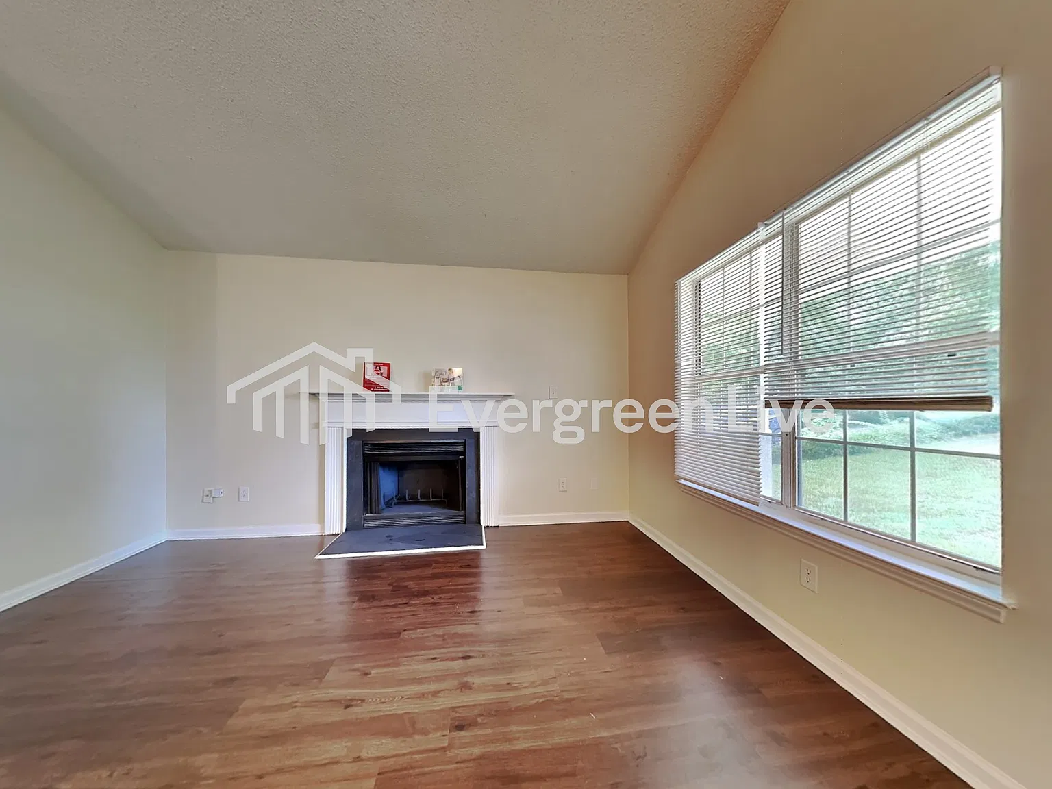 3 bed, 2.0 bath, 1128 sqft, $1,575 — Photo 2