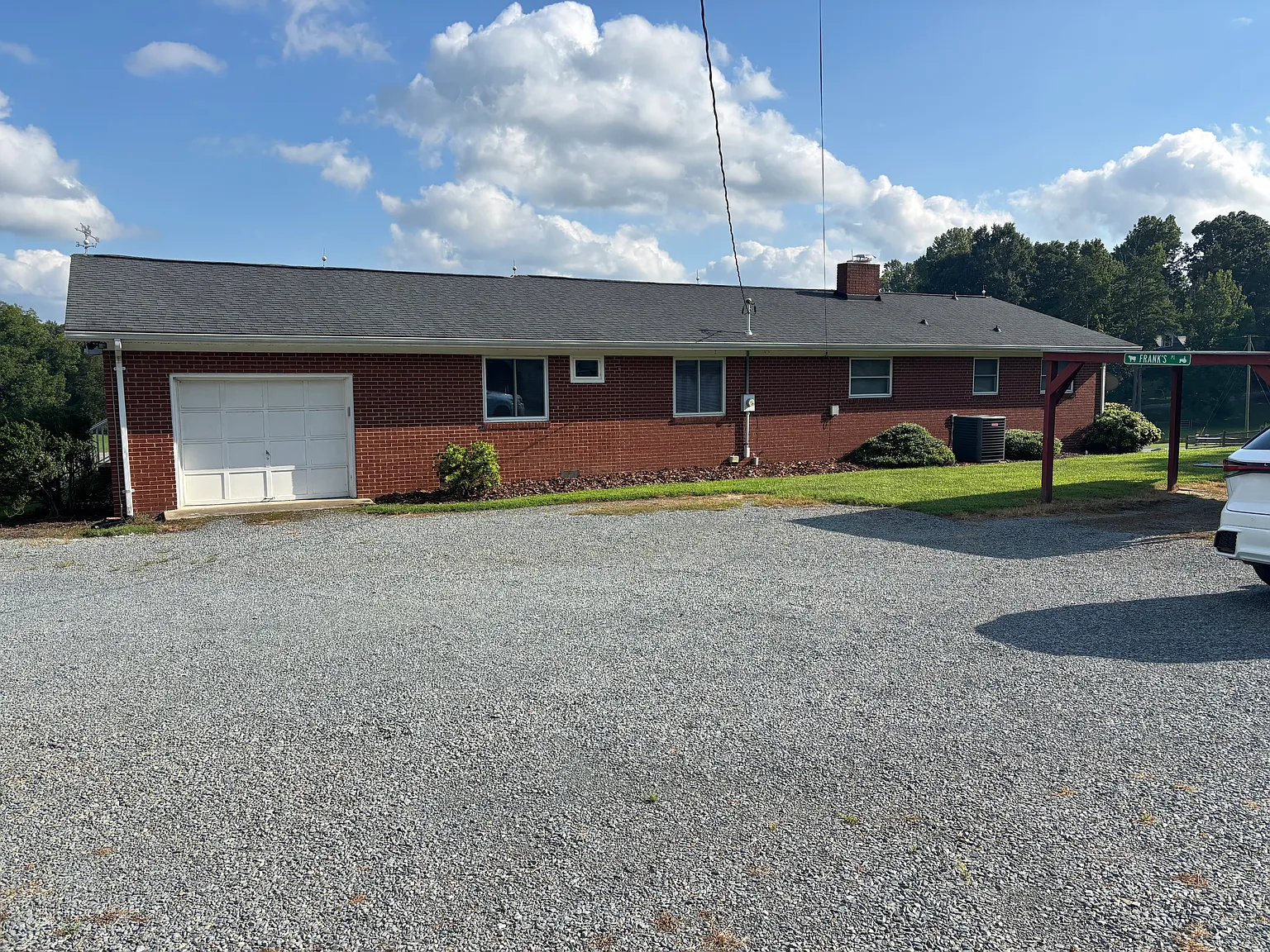 3 bed, 1.5 bath, 1900 sqft, $2,000 — Photo 2