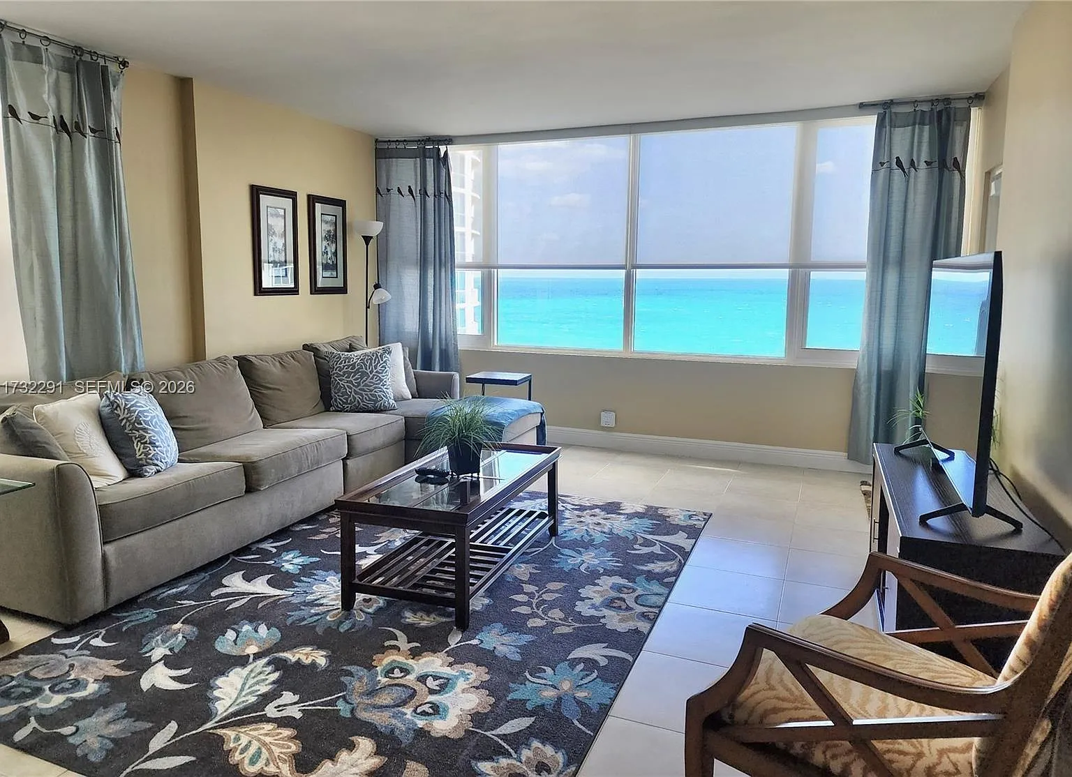 Alexander Towers Condo — Photo 1