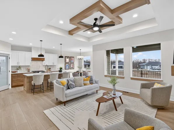 5557 165th St, Urbandale, IA 50323