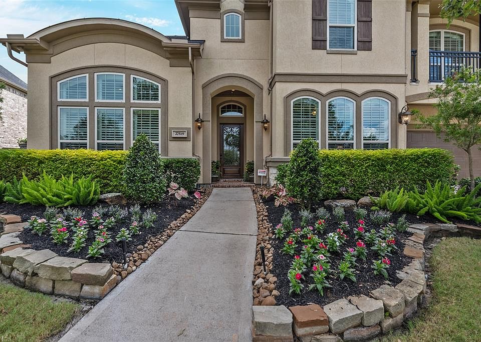 Astonishing home located in the prestigious neighborhood of Creek Bend in Cross Creek. This house offers an unrivaled opportunity to live in elegance and style.