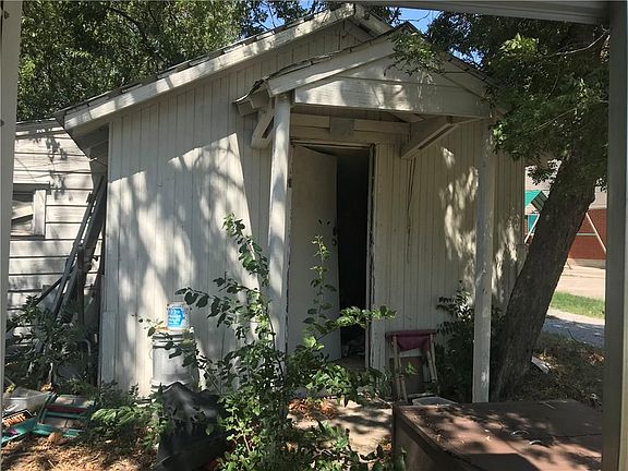 3rd image of 406 W Tarrant St