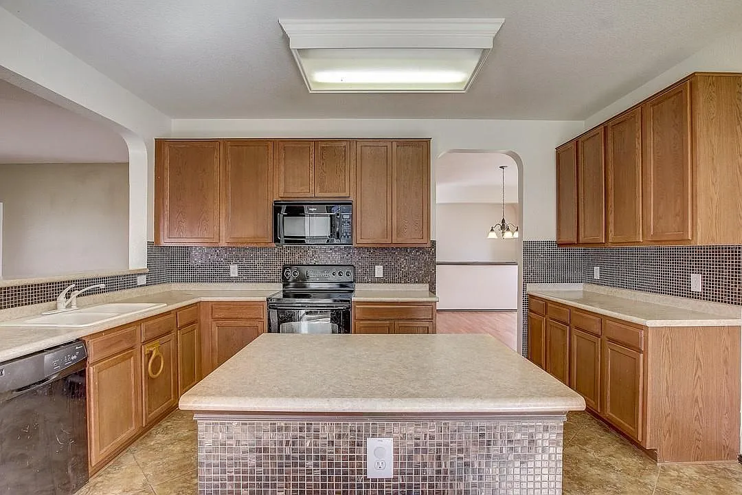 4 bed, 2.5 bath, 3293 sqft, $2,895 — Photo 4