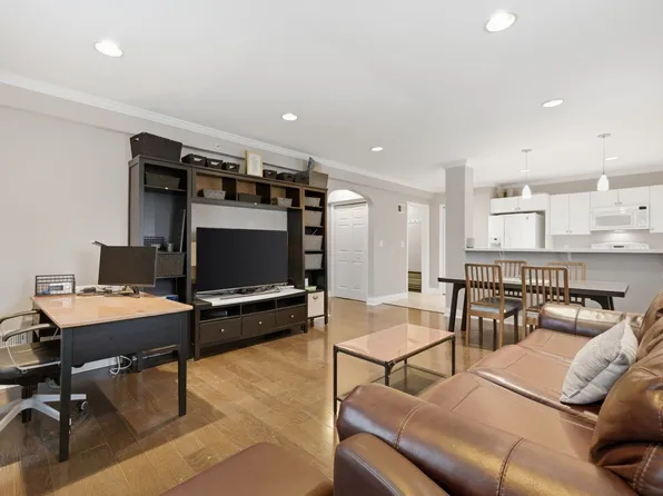 27-29 Commonwealth Ave #1, Chestnut Hill, MA 02467