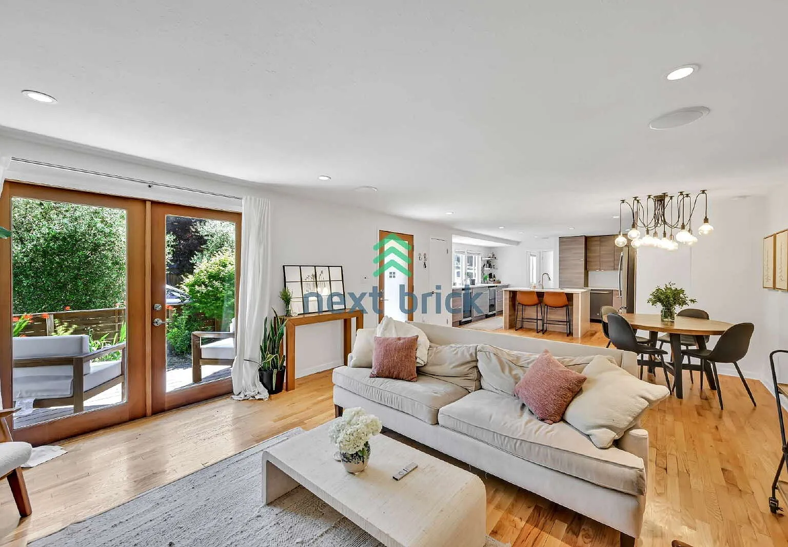 Beautifully Updated 3-Bedroom Home in Seattle With 2 car garage — Photo 2