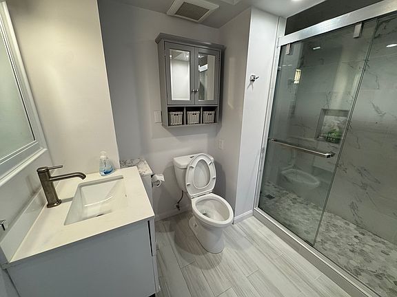 4th image of 450 Kings Rd