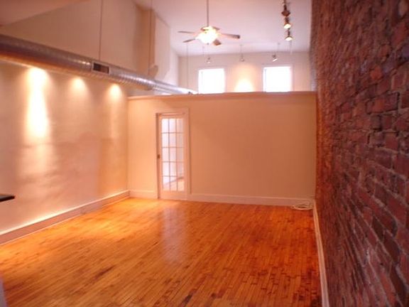 3rd image of 903 Waverly St #3R
