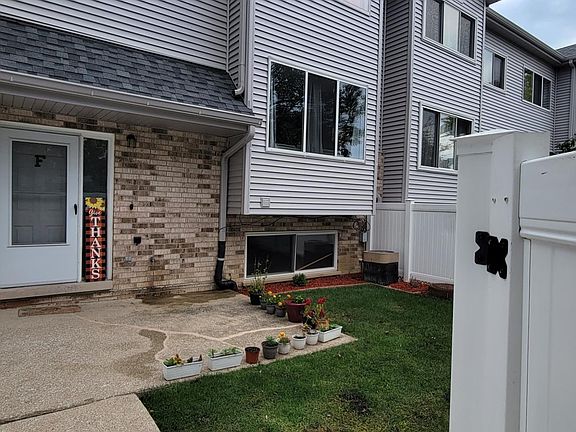 Private yard with the fence in front of the house