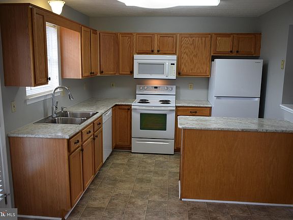 5th image of 304 Copperfield Ln