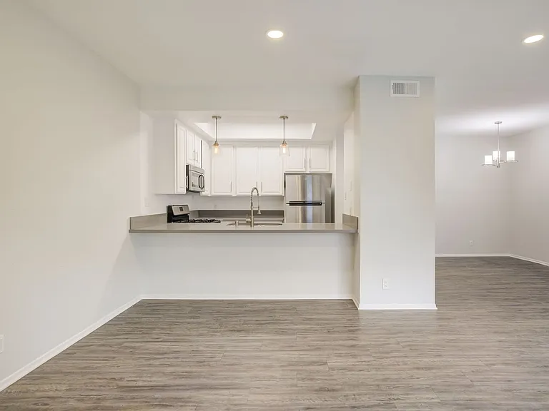 711 N. Sweetzer Ave — Photo 16