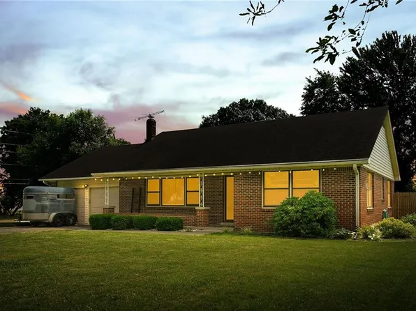 501 SW Locust St, Oak Grove, MO 64075