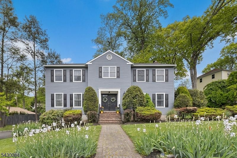 1st image of 220 Queens Ln