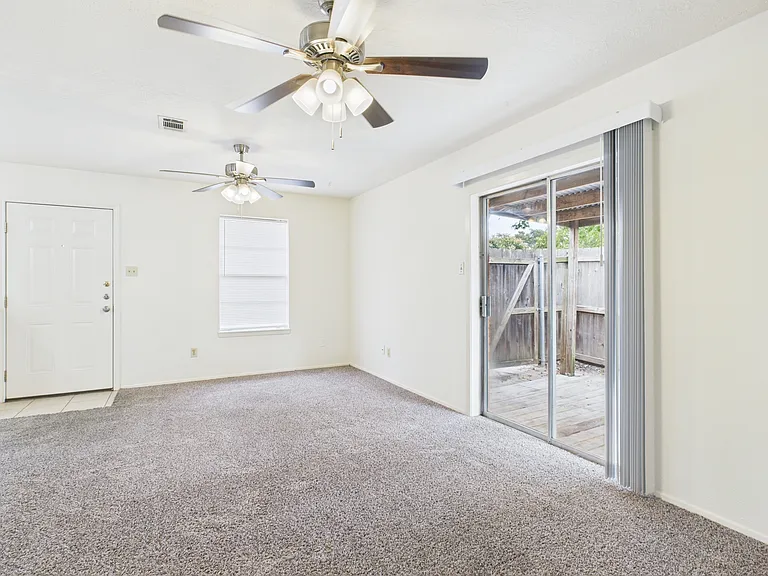 807 Frio Cir #B — Photo 6