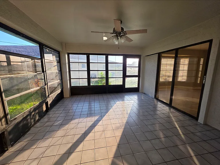 4836 Marine Dr — Photo 9