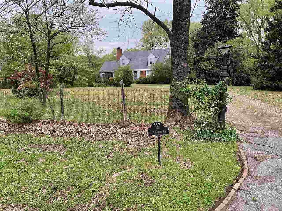 2nd image of 320 Cherry Cir E