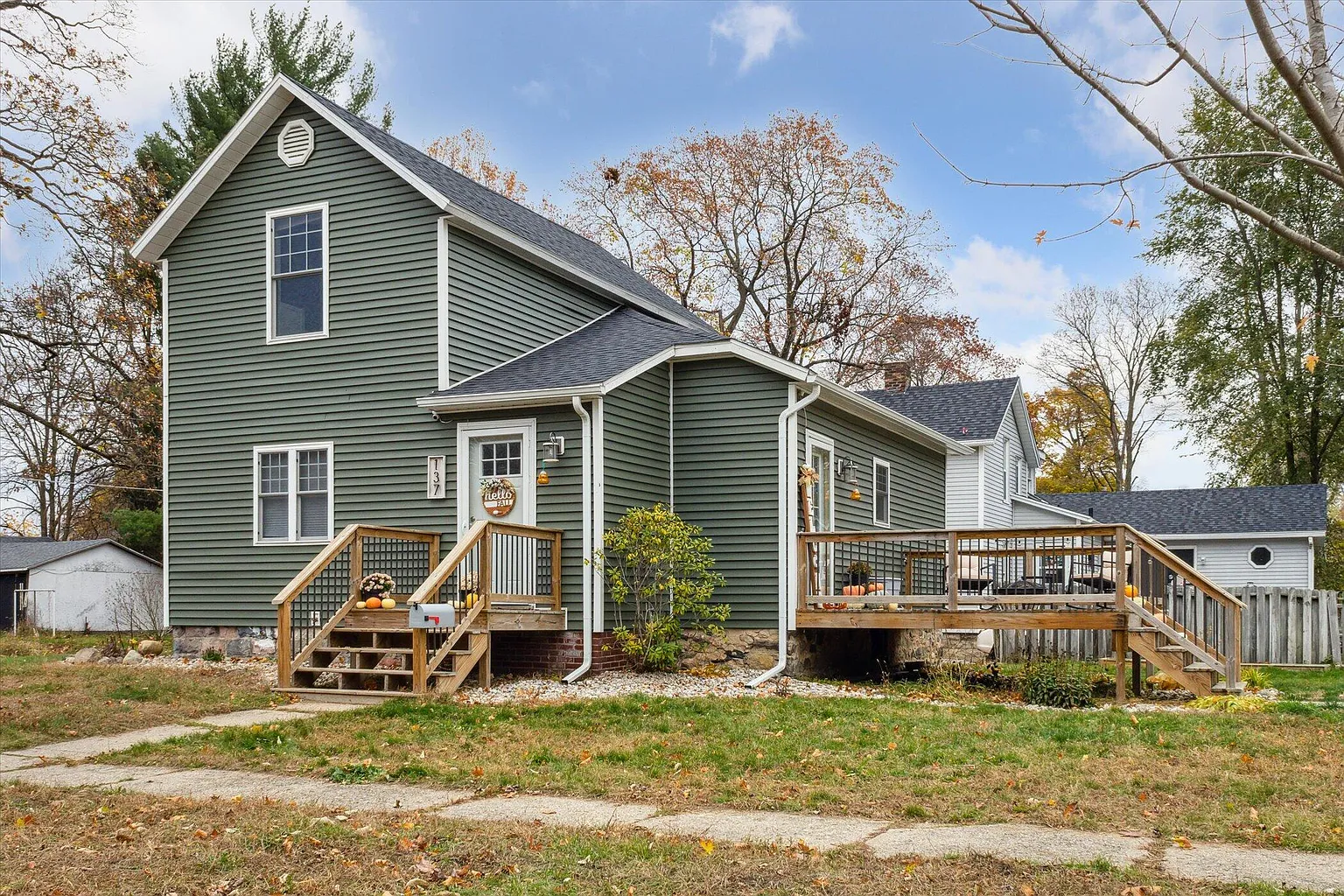 137 W South St photo 1
