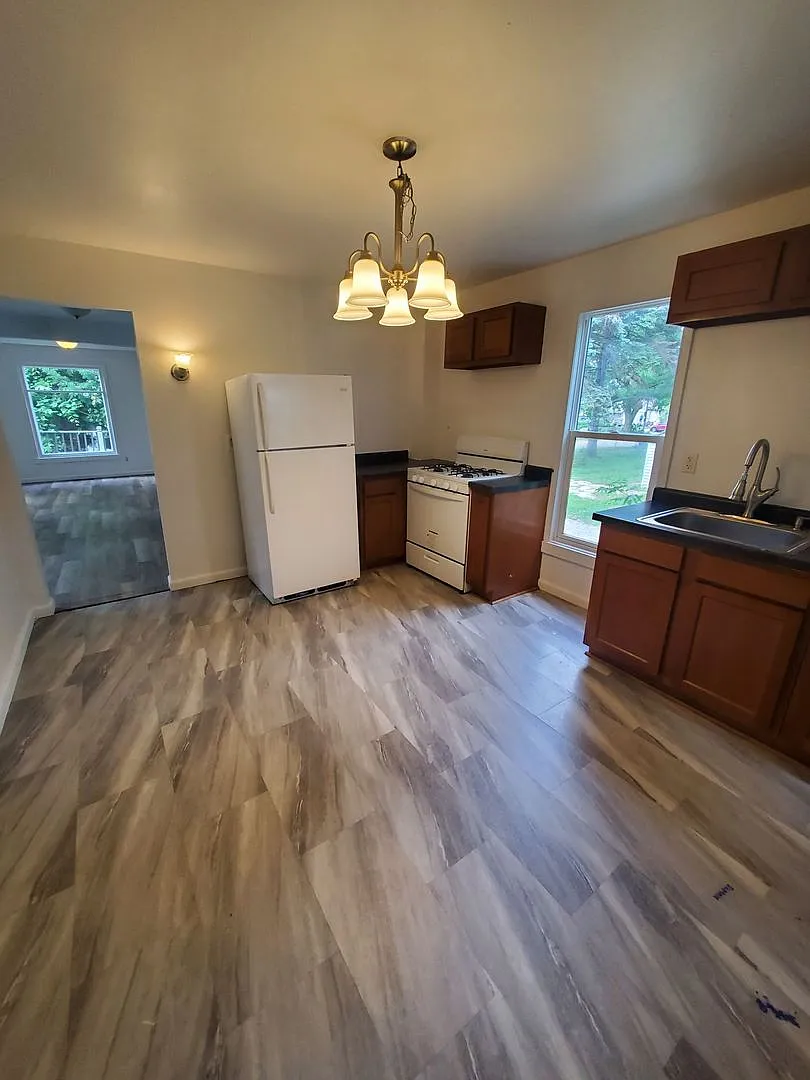 3 Bedroom Single Family — Photo 3
