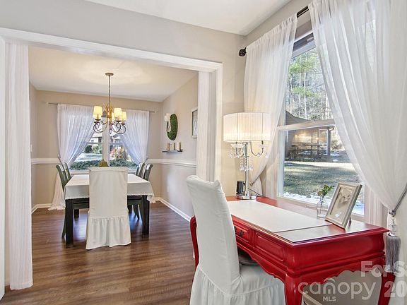 2nd image of 6 S Calico Ln