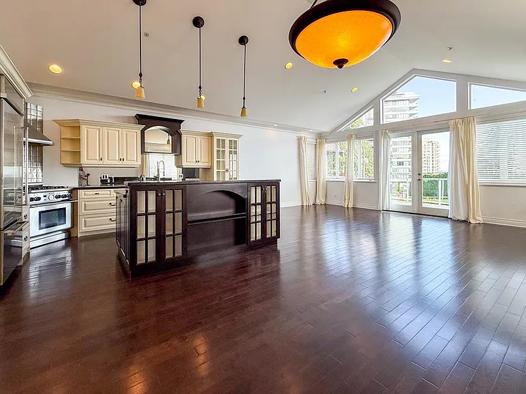 2307 Marine Dr — Photo 11