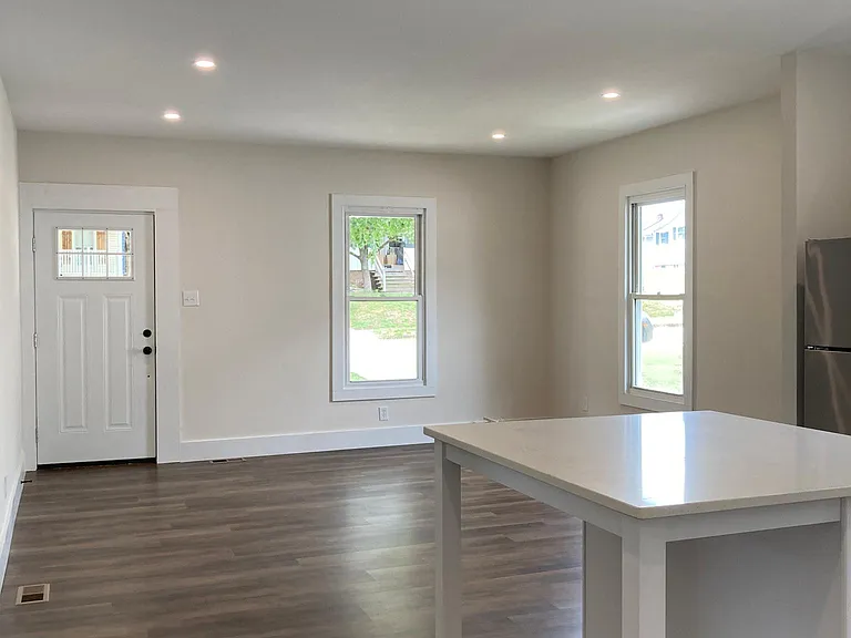 37 Douglas Ave NW — Photo 6