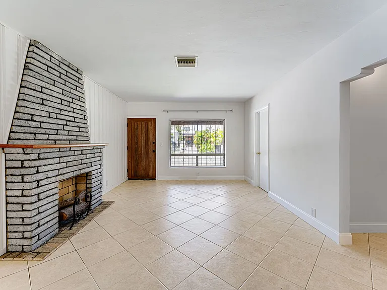 710 NE 77th St — Photo 15