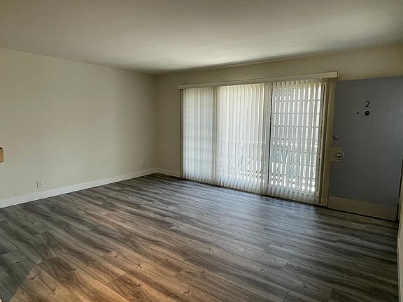 3rd image of 1124 N Clark St