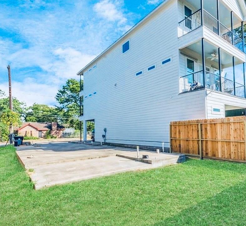 1st image of 3017 Elysian St
