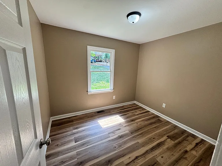 943 Grace St — Photo 17