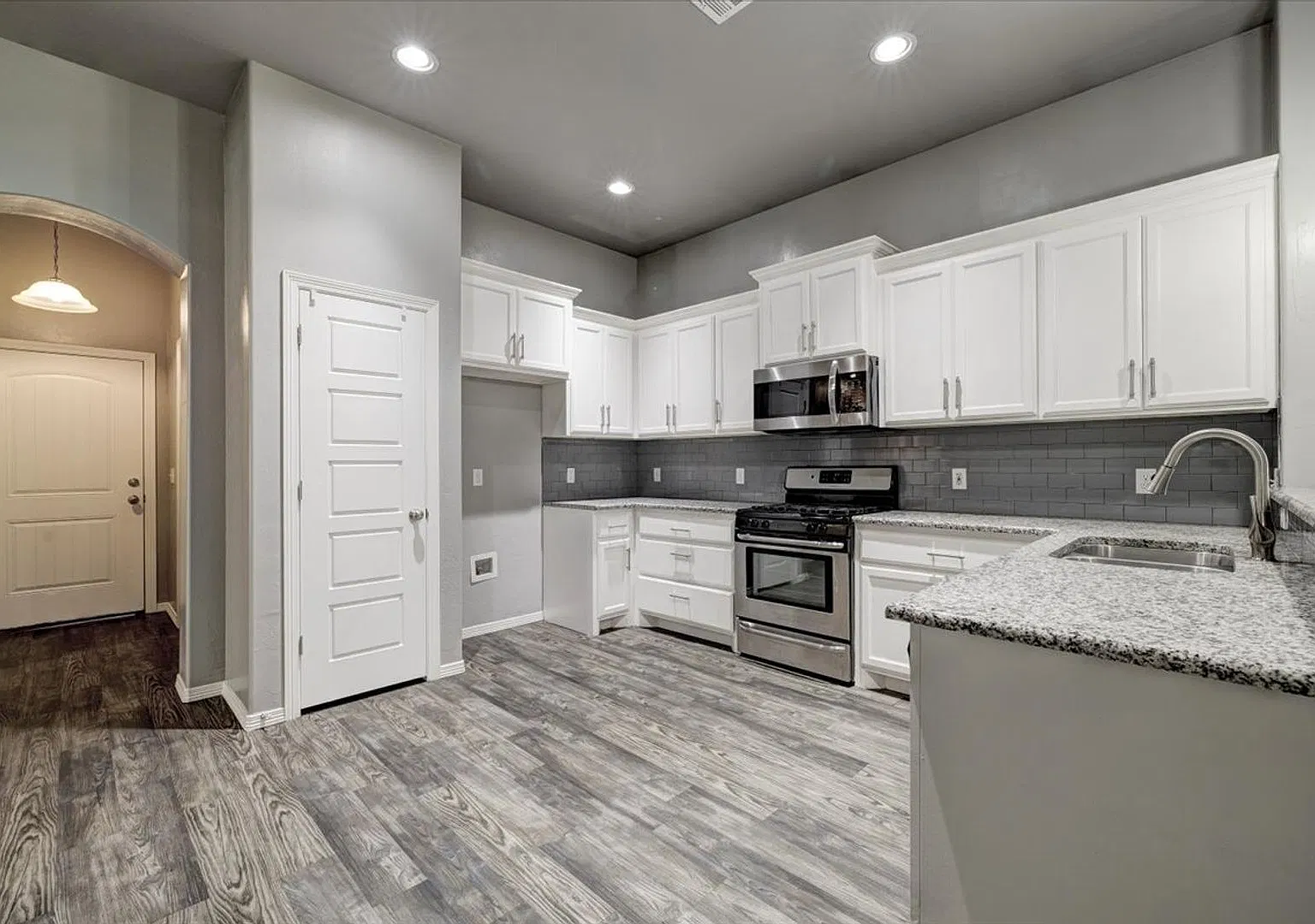 Beautiful 3 bed 2 bath PLUS office in Yukon — Photo 4