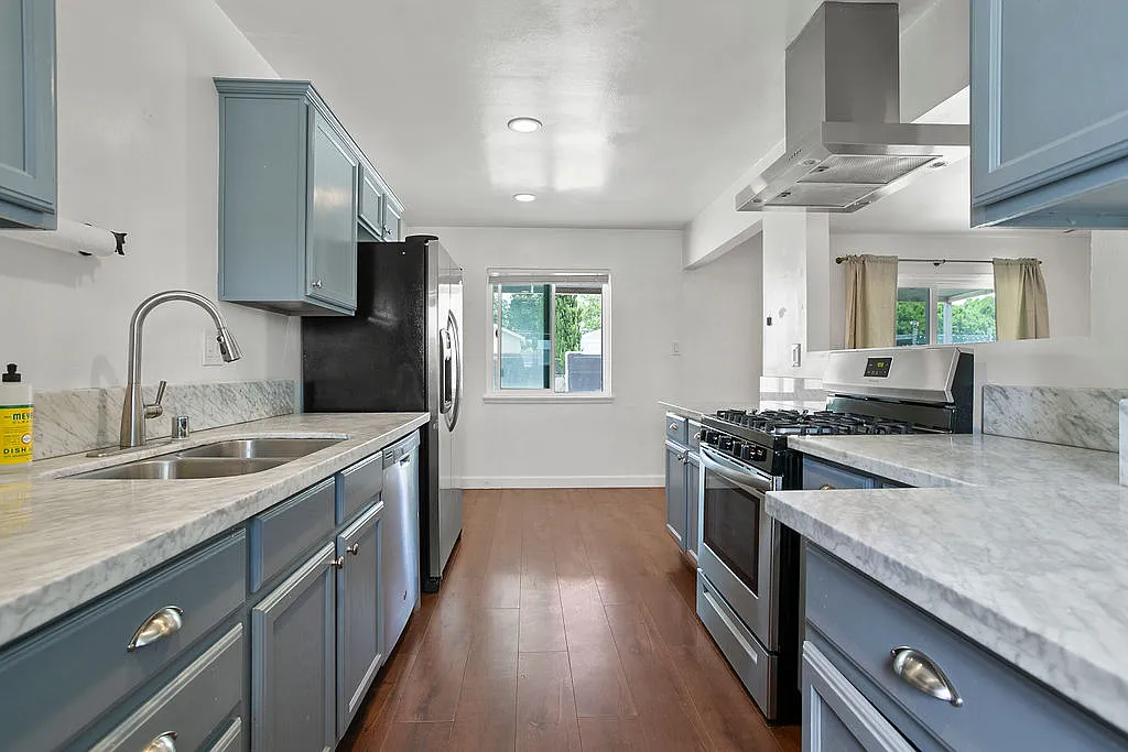 3 bed, 1090 sqft, $3,550 — Photo 3