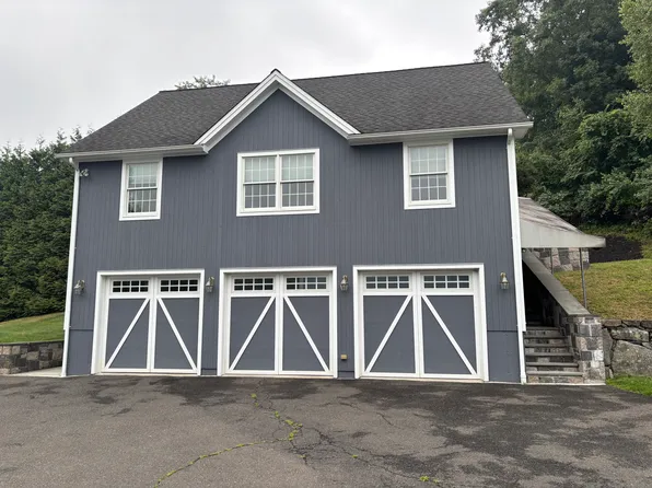 16 Beaver Dam Rd, Newtown, CT 06470