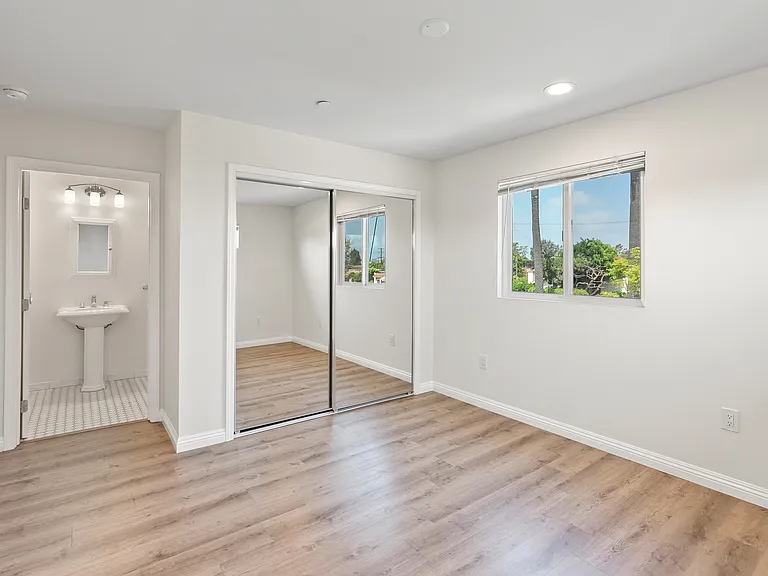 2446 S Dunsmuir Ave — Photo 13