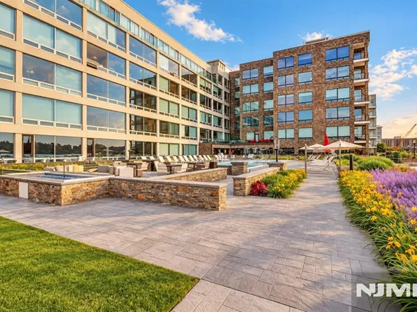 9 Somerset Lane #308, Edgewater, NJ 07020