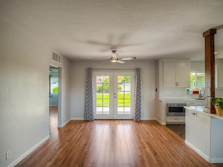 1526 W Windsor Ave — Photo 3