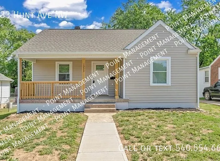 1033 Hunt Ave NW — Photo 1
