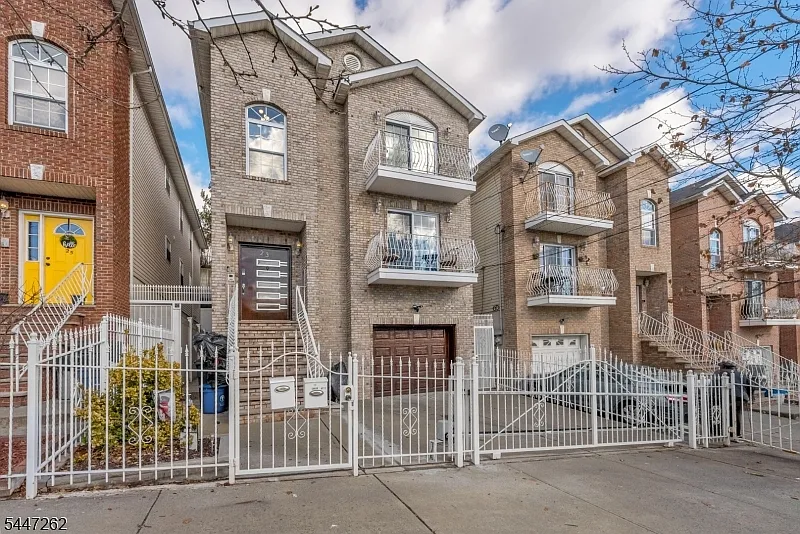 3 bed, 2.0 bath, 1438 sqft, $2,900 — Photo 1