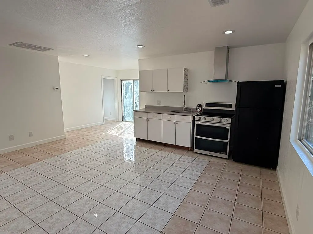 2 bed, 900 sqft, $2,500 — Photo 2