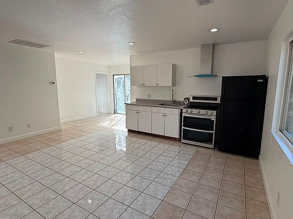 2nd image of 1015 Calle Pensamiento