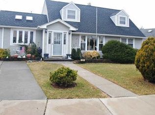 566 Chelsea Rd, Oceanside, NY 11572