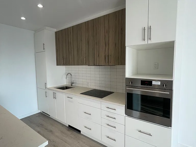 181 King St S #1009 — Photo 5