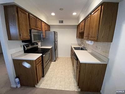 5th image of 385 Midland Ave APT 10