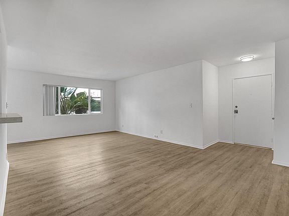 5th image of 14315 Moorpark St APT 109