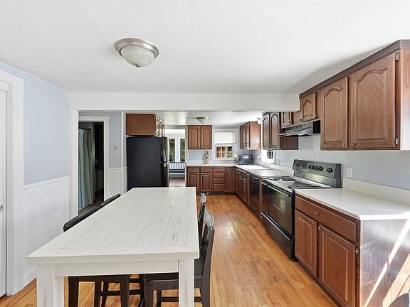 2nd image of 609 Willard St