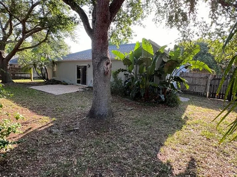 830 Laurel Dr — Photo 14